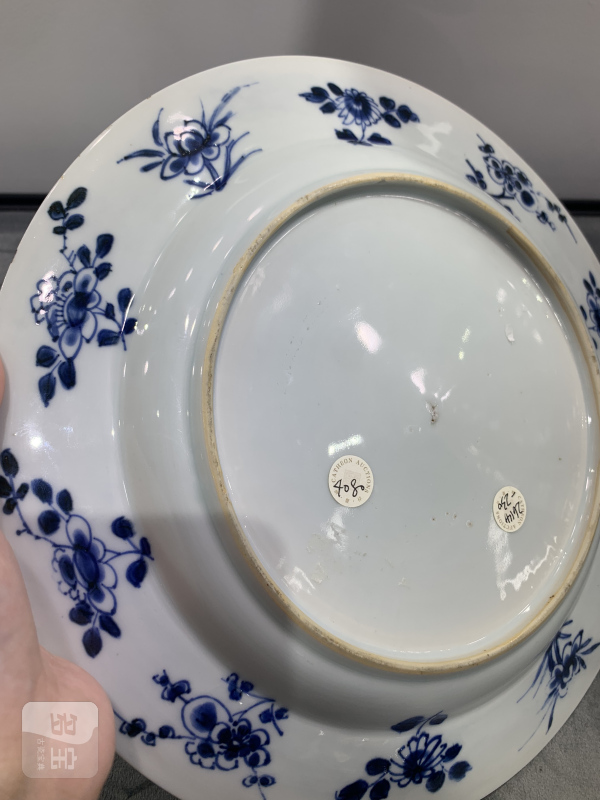 清康熙青花合家欢人物故事纹折沿盘 - 图9